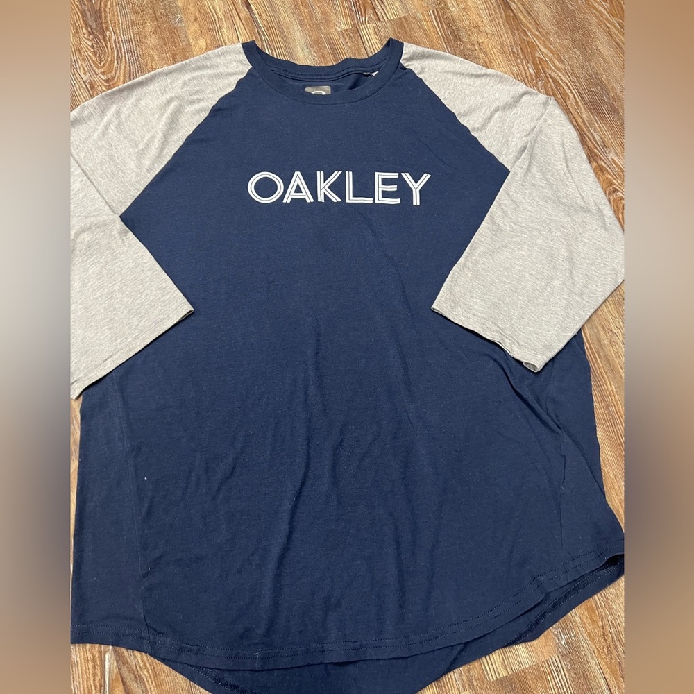 Vintage Y2K Navy and white Oakley baseball tee
